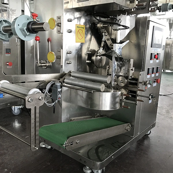 Máquina envasadora de té con etiqueta en bolsa